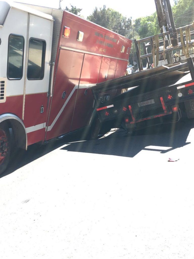 Caen en socavón revolvedora, grúa y camión de bomberos en Tlalpan - Socavón-III-768x1024