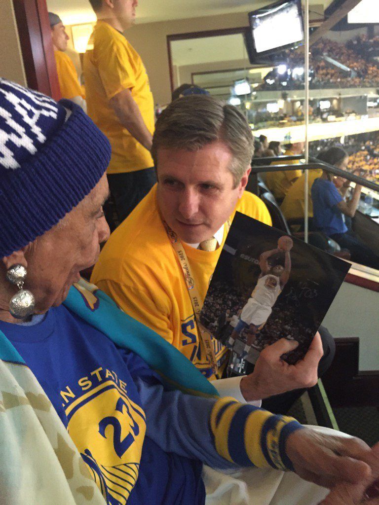 Muere la aficionada más longeva de Golden State a los 107 años de edad - Sweetie-helen-brooks-3-768x1024