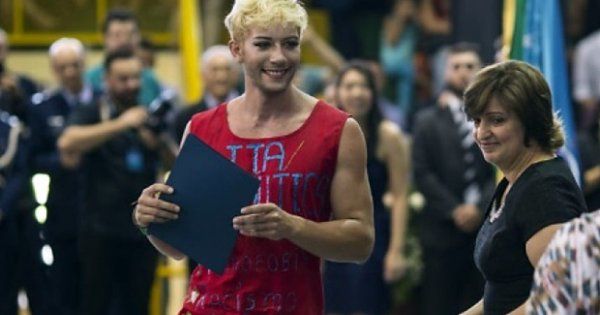 Alumno se viste de mujer para denunciar bullying