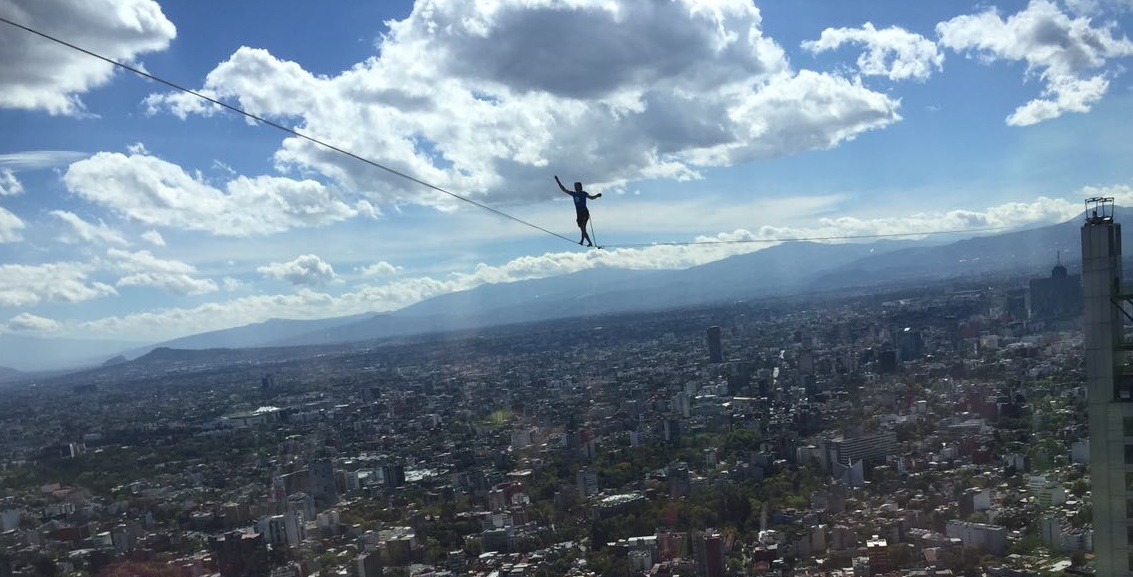 Alemán cruza dos edificios de la Ciudad de México caminando en una cuerda