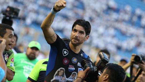 “Loco” Abreu llega a su equipo número 23