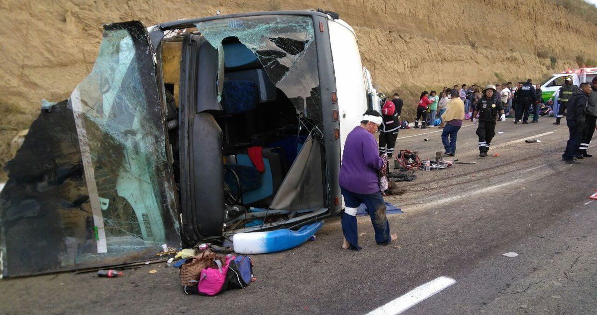 Volcadura deja tres muertos y 42 heridos en la autopista México-Puebla