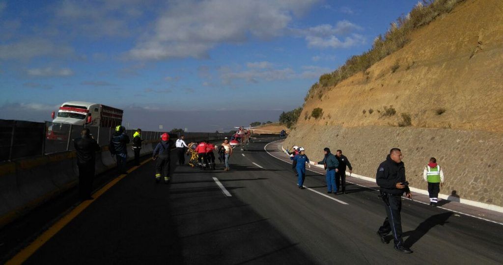 Volcadura deja tres muertos y 42 heridos en la autopista México-Puebla - accidente-mexico-puebla-helicopteros-1024x540