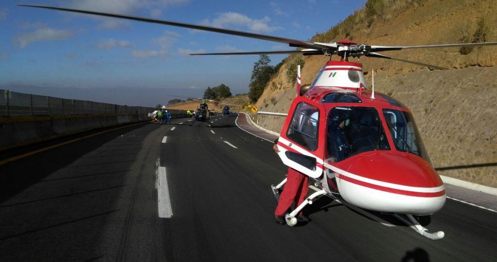 Volcadura deja tres muertos y 42 heridos en la autopista México-Puebla - accidente-mexico-puebla-helicopteros-2-1024x540