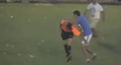Video: aficionados golpean a árbitro en Perú