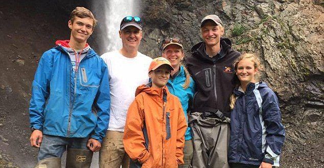 Cae avión ligero con familia abordo en Alaska