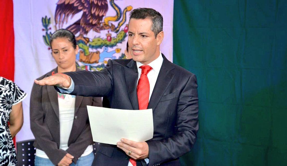 En lo oscurito, Murat se convierte en gobernador de Oaxaca
