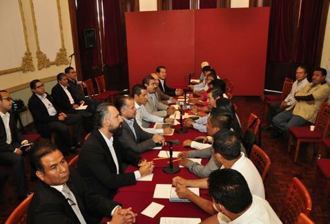 Gobierno de Oaxaca acuerda regularizar a más de 3 mil trabajadores del magisterio - alejandro_murat-acuerdos_cnte-maestros_oaxaca-pago_adeudos-milenio_MILIMA20161207_0459_8