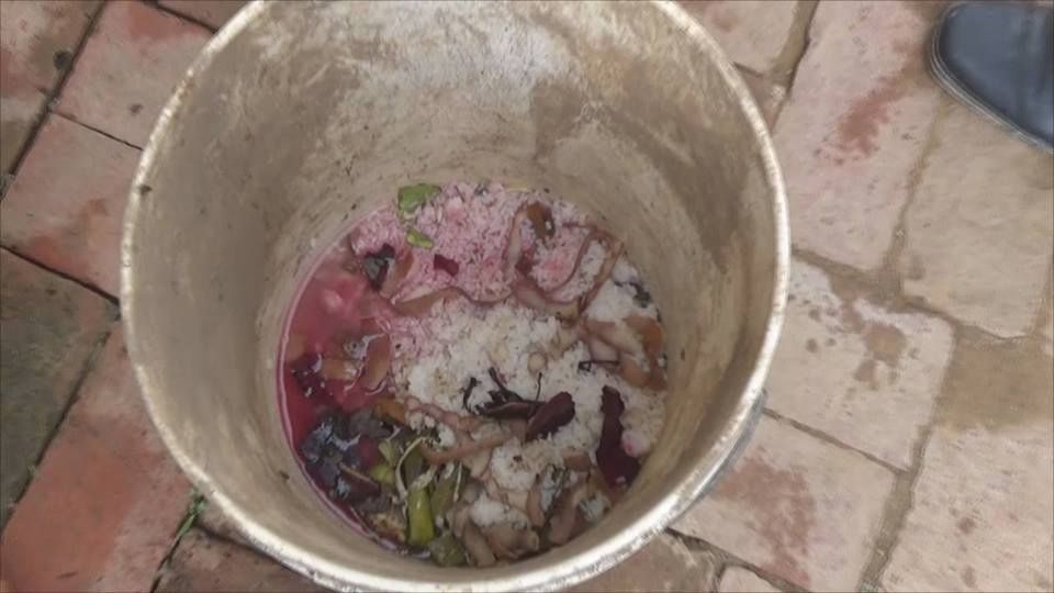 Autoridades rescatan a mujer encerrada y golpeada por familiares - anciana_balde