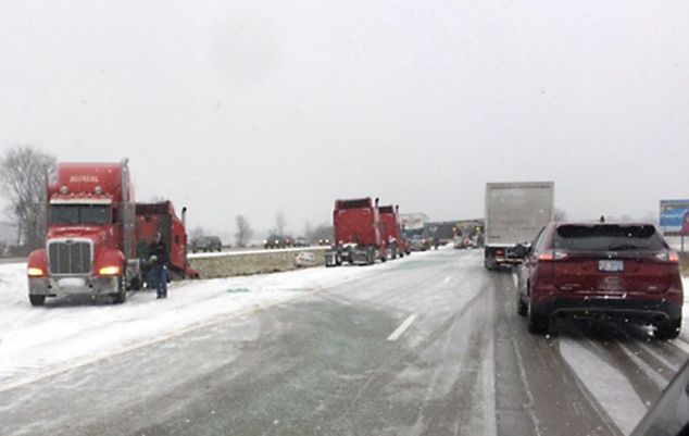 Video: choque de 30 vehículos en Michigan deja 3 muertos - article-urn-publicid-ap.org-5ee14e8c565342a3bd2e4f8f0a39ff8e-3UAhTNFsAw9ae0c281e6be226080-347_634x401