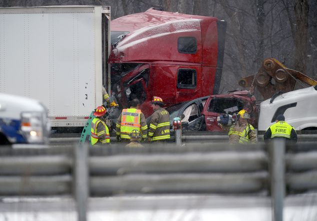 Video: choque de 30 vehículos en Michigan deja 3 muertos - article-urn-publicid-ap.org-5ee14e8c565342a3bd2e4f8f0a39ff8e-4mvLtwqWjede6b84ce31828d71ae-796_634x443