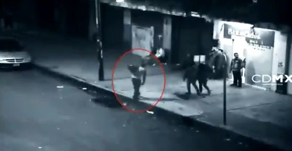 Sujeto regresa a bar tras asaltar a dos jóvenes en el Centro Histórico - asalto-centro-3