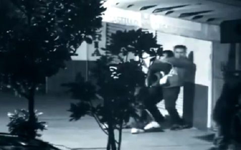 Sujeto regresa a bar tras asaltar a dos jóvenes en el Centro Histórico