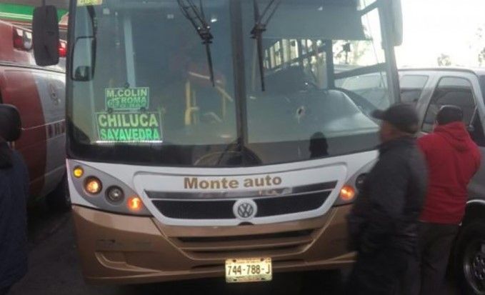 Pasajero dispara contra asaltante de camión en Tlalnepantla