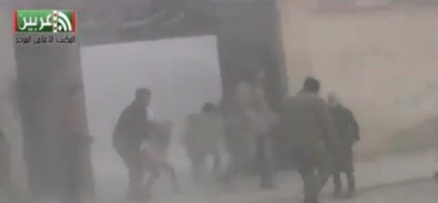 Video: niños escapan de escuela durante bombardeo en Siria