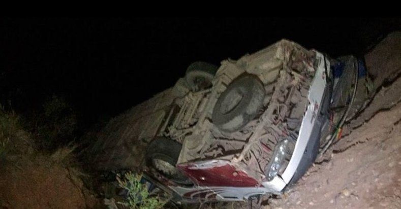 Mueren 13 personas al desbarrancarse autobús en Bolivia - autobus-bolivia