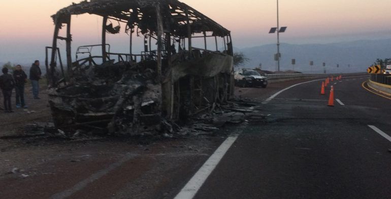 Autobús se incendia en la Autopista del Sol
