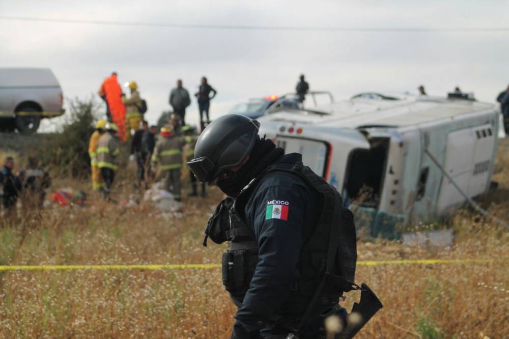 Mueren seis personas en volcadura de autobús en Zacatecas