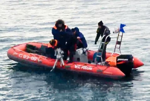 Hallan partes del fuselaje del avión ruso estrellado en el Mar Negro - avion-ap