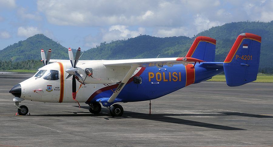 Desaparece avión de policía con 13 personas en Indonesia