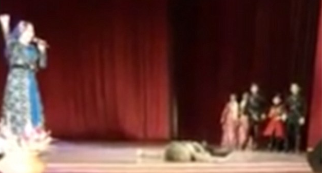 Video: bailarín muere en el escenario en Rusia