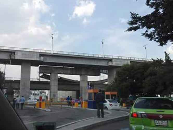 Desprendimiento en distribuidor vial de Toluca mata a una persona