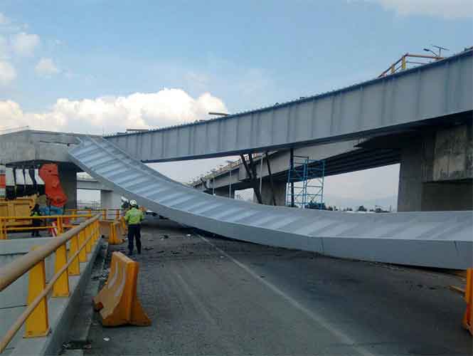 Desprendimiento en distribuidor vial de Toluca mata a una persona - ballena