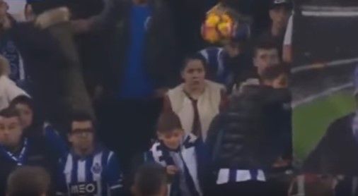 Video: mujer recibe balonazo de jugador del Porto