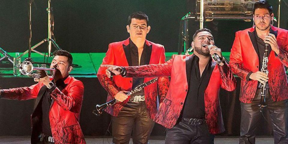 Bajan de avión a integrantes de la Banda MS