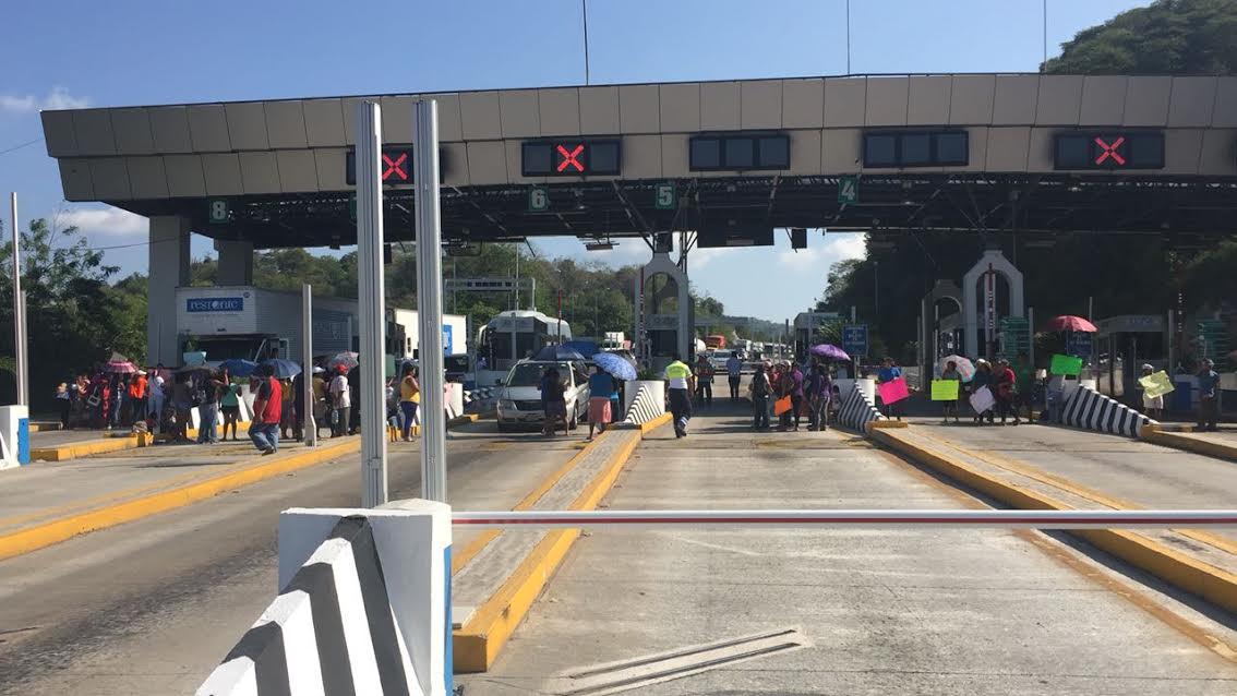 Bloquean caseta en la Autopista del Sol