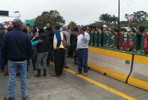 Bloquean autopista Puebla-Córdoba