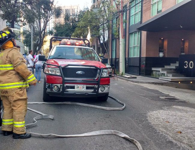Se incendia azotea en edificio de la Miguel Hidalgo - bom1
