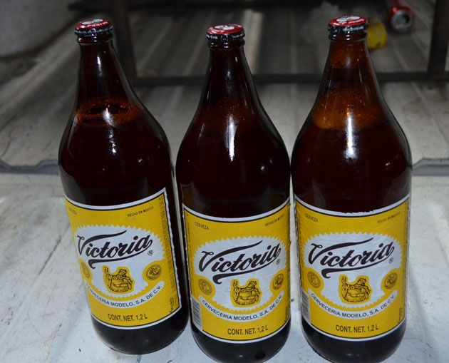 Niño muere al caer encima de envase de cerveza