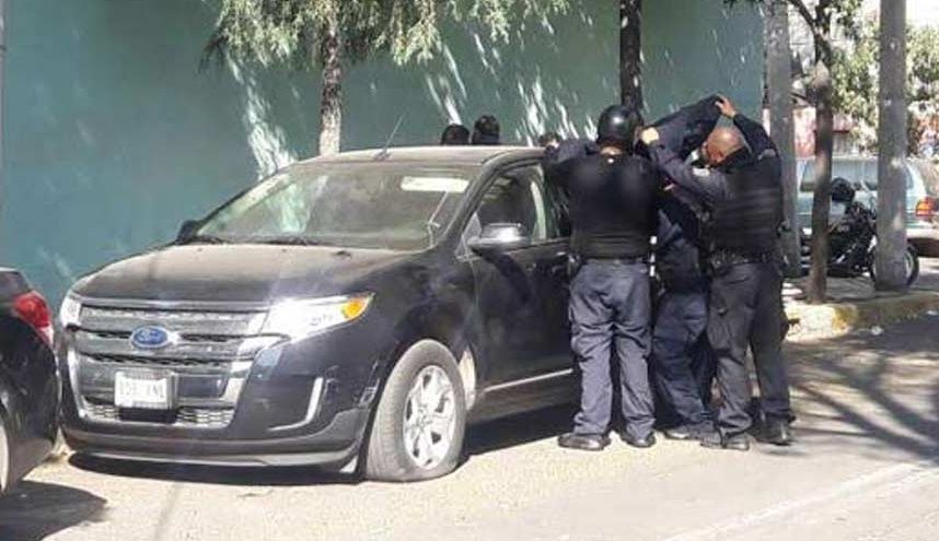 Encuentran caja fuerte dentro de camioneta abandonada