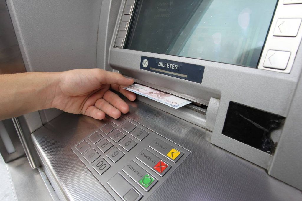 ¿Cómo evitar ser asaltado a la salida del banco? - cajero-1024x683