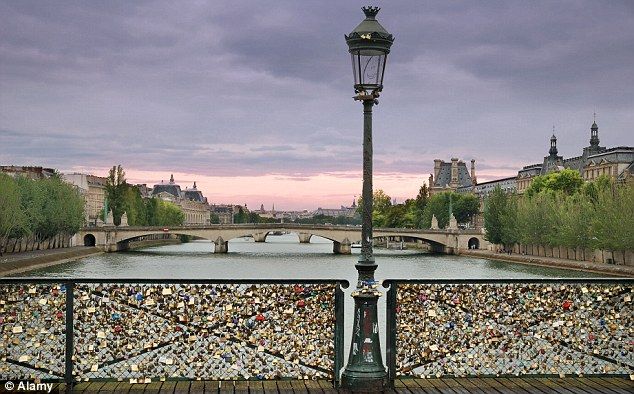 Venderán candados para ayudar a refugiados en París - candados-I