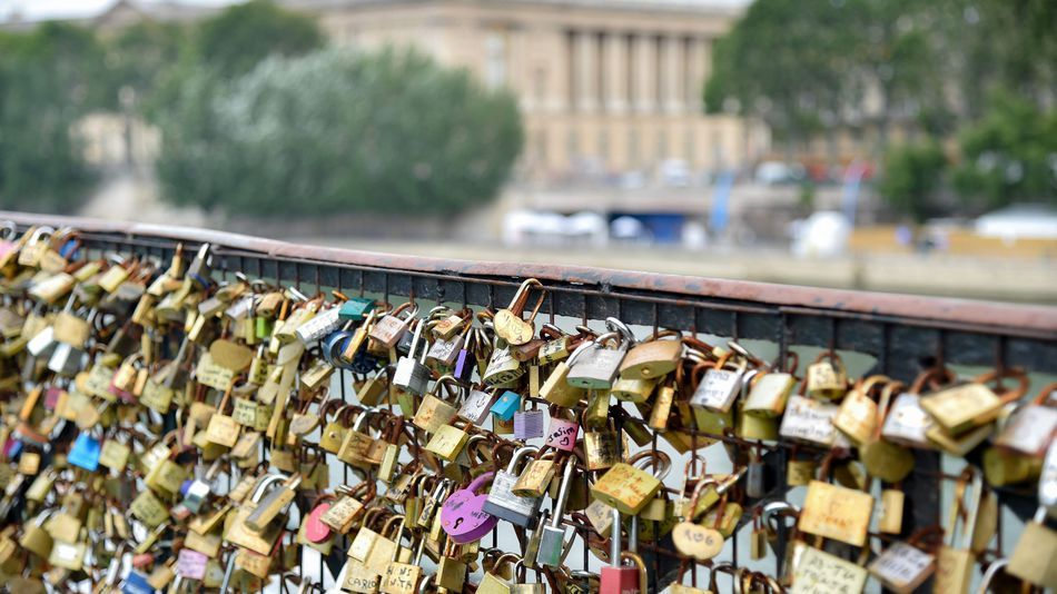Venderán candados para ayudar a refugiados en París