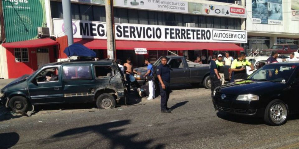 Carambola de diez autos deja dos lesionados en Acapulco