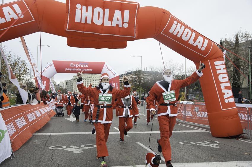 Corren cerca de 10 mil Santas en Madrid - carrera-santa-2