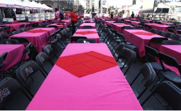 Exhortan autoridades a llegar temprano a cena navideña en el Zócalo - cena1-615x378