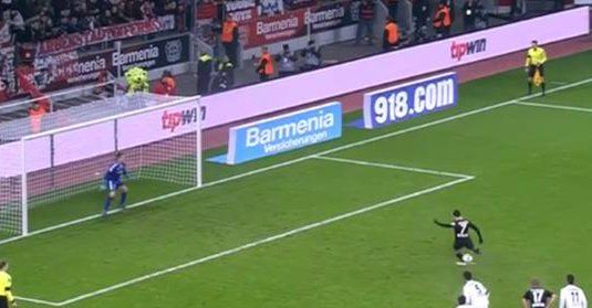 Video: Chicharito falla penal en empate entre Leverkusen y Friburgo