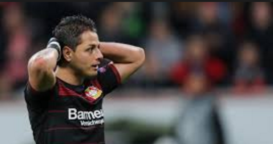 Técnico del Leverkusen defiende al Chicharito tras errar un penal Técnico del Leverkusen defiende al Chicharito tras errar un penal