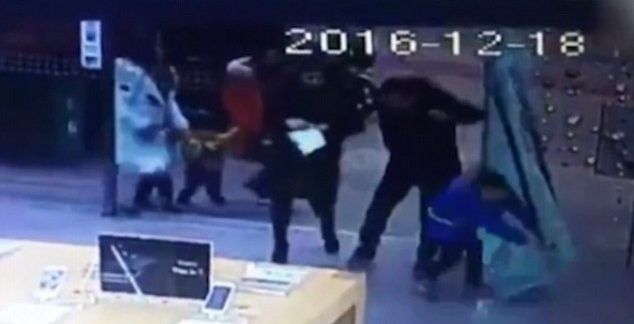 #Viral Niño revienta puerta de cristal en China
