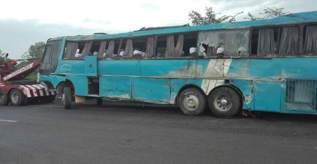 Volcadura en Veracruz deja un bebé muerto y 41 heridos