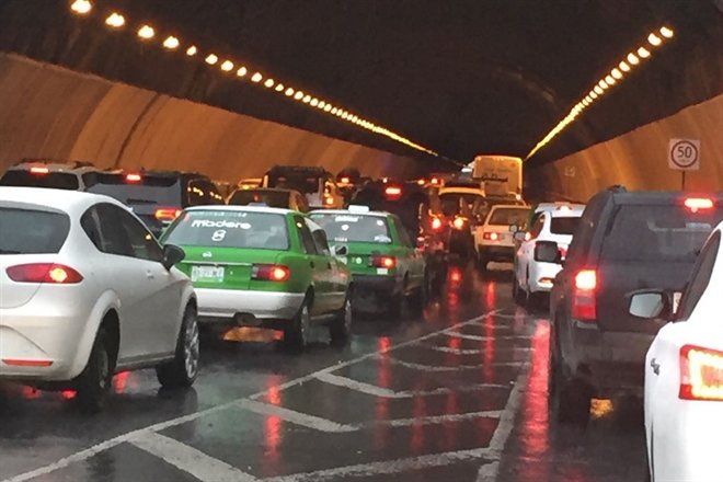 Choque múltiple paraliza túnel de la Loma Larga en Nuevo León Choque múltiple paraliza túnel de la Loma Larga en Nuevo León