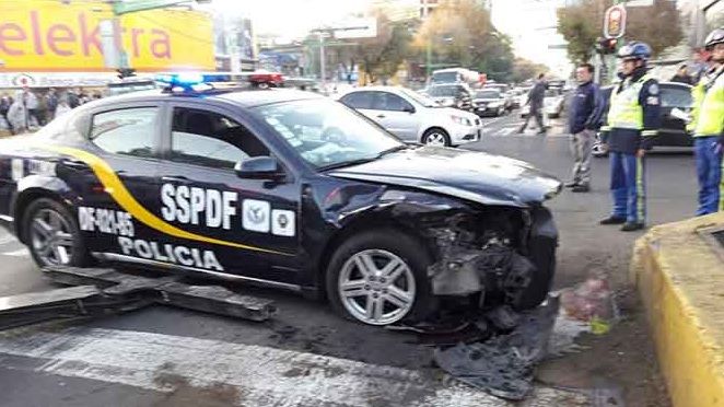 Choque entre patrulla y auto deja dos lesionados en Eje Central