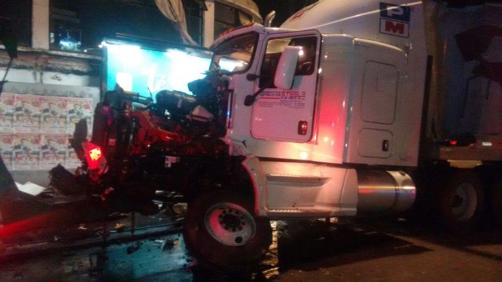 Choque de tráileres deja dos heridos en Eje Central - choque-traileres-eje-central-2-1024x576