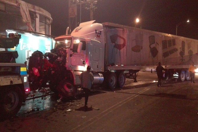 Choque de tráileres deja dos heridos en Eje Central