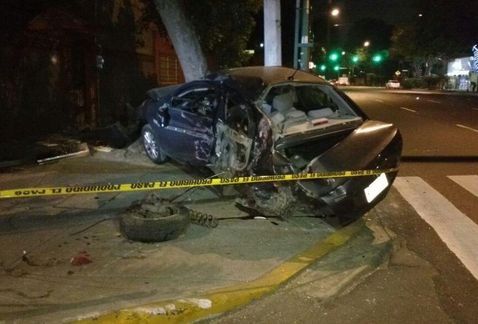 Muere al estrellarse contra un árbol en Iztacalco - choque_Iztacalco-accidente_Andres_Molina_Enriquez-Eje_5_Sur-milenio_noticias_MILIMA20161220_0088_8