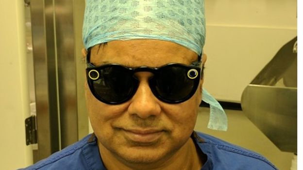 Doctor graba cirugía con los lentes de Snapchat